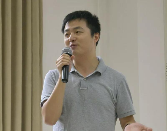 开班式之后是黄炜老师和北京大学国家发展研究院邢剑炜老师的讲座.